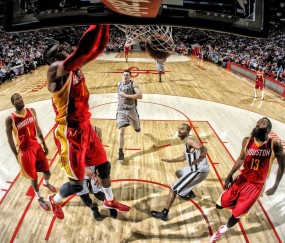 开云体育登录-马刺对阵湖人，保罗的控场教科书如何撕碎现代篮球的浮躁假象