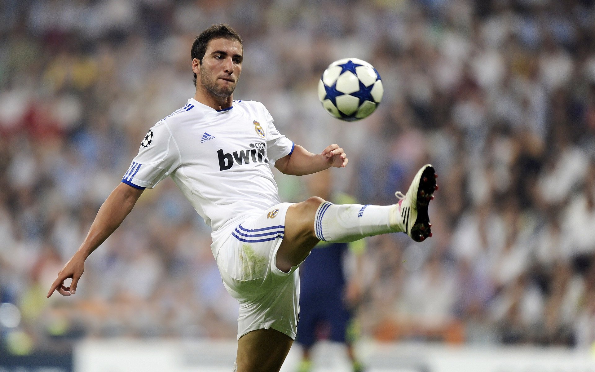 街道为幕,闪电为刃,F1迈阿密站与美牙足球对决的双重速度美学