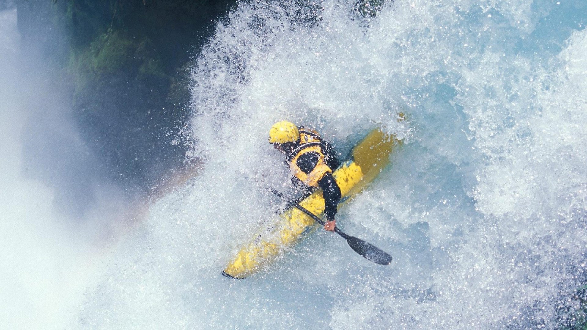 塞维利亚的炮火与F1的轰鸣，当足球战争学接管钢铁赛道